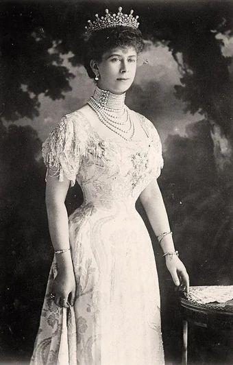 Mary of Teck (Victoria Mary Augusta Louise Olga Pauline Claudine Agnes; 26 May 1867 – 24 March 1953) was queen consort of the United Kingdom and the British Dominions and Empress consort of India as the wife of King George V. Queen Mary Of England, Mary Of Teck, Rainha Elizabeth Ii, English Royalty, European Royalty, Queen Of England, British Monarchy, Royal House, Prince Albert