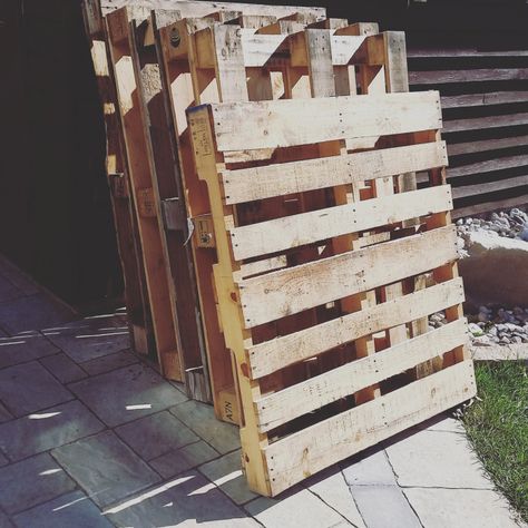 Easy Upcycled Temporary DIY Pallet Fence by Sheri Pavlovic Diy Outdoor Playground, Remove Jar Labels, Pallet Fences, Temporary Fence, Easy Fence, Mother Daughter Projects, Pallet Headboard, Shipping Pallets, Pallet Fence