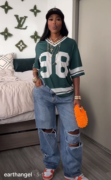 Foot Ball Game Outfit For Women Fall, Von Dutch Outfit Black Women, How To Wear A Football Jersey For Women, Oversized Basketball Jersey Outfit Women, Hockey Jersey Outfit Black Woman, Jersey And Jeans Outfit, Y2k Jersey Outfit, Football Game Outfit Black Women, Nba Game Outfit Black Woman