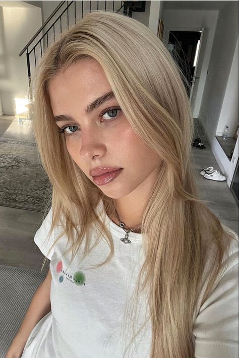 Very Pale Skin Hair Color, Light Blonde Hair Dark Eyebrows, Bleach Blonde Brown Eyes, Natural Makeup Blonde Green Eyes, Blonde Hair Blue Eyes Makeup Pale Skin, Pale Skin Makeup Blonde, Dark Blonde Eyebrows, Pale Blonde Makeup, Blonde Hair Pale Skin Brown Eyes