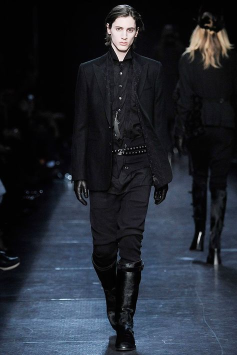 Ann Demeulemeester Fall 2009 Ready-to-Wear collection, runway looks, beauty, models, and reviews. Mens Goth Fashion, Goth Male, Dark Clothing, Goth Guys, All Black Fashion, Clothing Men, Ann Demeulemeester, Pinterest Fashion, All Black Outfit