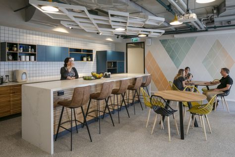 CollPlant Offices – Rehovot Office Cafeteria Design, Break Room Design, Office Cafeteria, Cafeteria Design, Decor Kitchen Ideas, Office Break Room, Office Pantry, Restaurant Patio, Office Lounge