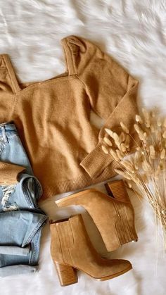 Booties Target, Flat Lay Photography Fashion, Flatlay Clothes, Persian Fashion, Skirt Outfits Fall, Booties Outfit, Fall Attire, Jeans Beige, Distressed Mom Jeans