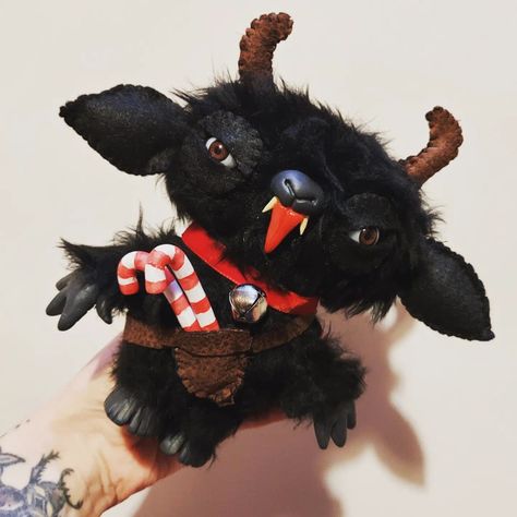 Krampusnacht Traditions, Krampus Christmas Decor, Felt Krampus, Krampus Crafts, Krampus Crochet, Krampus Drawing, Krampus Doll, Navidad Dark, Pagan History