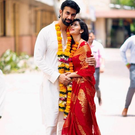 Classic red saree for court marriage is the best comfortable outfit.  #bride #indianbride #indianwedding #bridalinspo #shaadisaga #weddinginspo #shaadi #allthingsbridal #couplegoals #saree #bridalsaree #courtmarriage #weddingoutfit #couples #romances #couplesinlove #bridalsaree #bridalinspo #bridalinspiration Indian Courts, भारतीय दुल्हन संबंधी, Father Of The Bride Outfit, Court Marriage, Marriage Photography, Marriage Couple, Indian Wedding Photography Poses, Wedding Couple Poses Photography, Comfortable Outfit