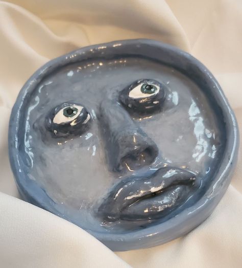 Face Clay, Pottery With Faces, Face Plates, Ceramic Face, Face Plate, Face Ceramics Ideas, Clay Face, Clay Jewelry Dish With Eyes, Creepy Clay Art