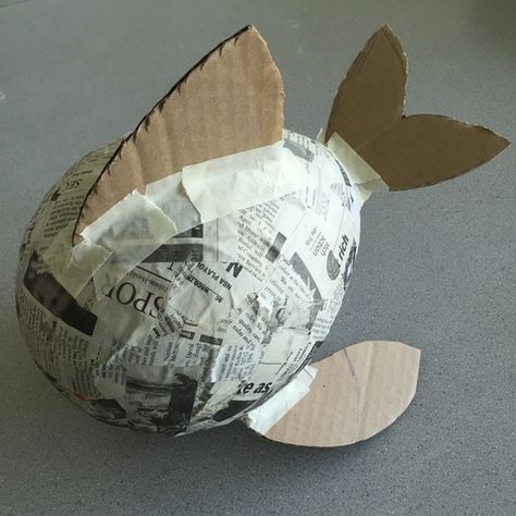 Here's a sneak peak at one of the many amazing paper-mache puffer fish that are currently in the works at Mr. Storm Art.  Who knew a balloon could turn in to so many amazing things?  Fish? Hot air... Paper Mache Balloon, Paper Mache Projects, Hantverk Diy, Mache Art, Kraf Kertas, Paper Mache Animals, Paper Mache Clay, Paper Mache Art, Paper Mache Sculpture