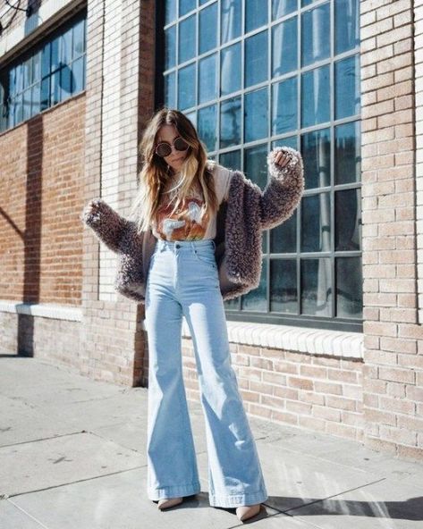 Is It Worth Buying PreLoved Fashion Pieces? 70s Inspiration, Dressy Casual Women, Outfit Capsule, Flare Jeans Outfit, Wardrobe Makeover, Mode Hippie, Jeans Outfit Women, 70s Inspired Fashion, 70s Outfits