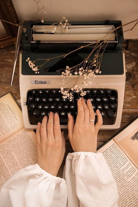 Light Academia Aesthetic, Vintage Typewriters, Dark Academia Aesthetic, + Core + Aesthetic, Vision Board 2023, Beige Aesthetic, Academia Aesthetic, Brown Aesthetic, Light Academia