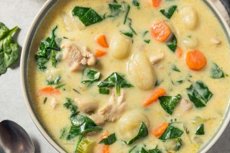 Healthy Chicken Gnocchi Soup Recipe - just 289 calories and 32.4g protein! This Olive Garden Copycat Chicken and Gnocchi Soup is low calorie! Small Town Woman, Chicken Gnocchi, Chicken Gnocchi Soup, Gnocchi Soup, Mouthwatering Recipes, Delicious Soup, Rotisserie Chicken, Easy Chicken, Gnocchi