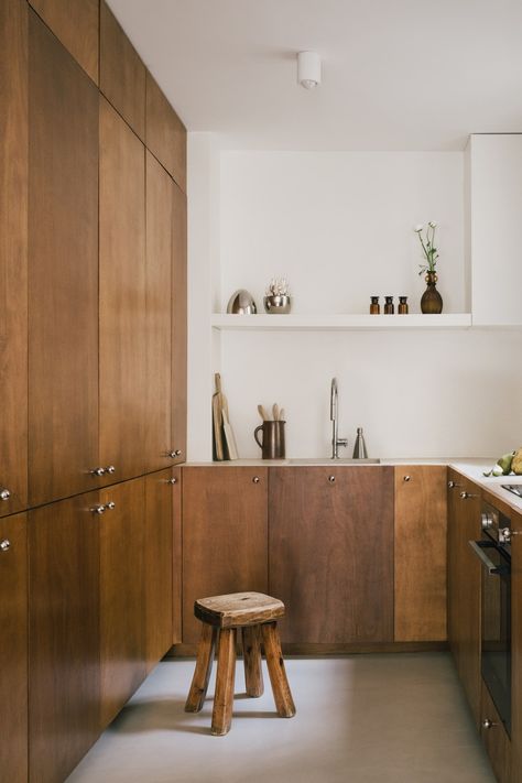 A 625-Square-Foot Haussmannian Apartment Filled With a Palette of Natural Tones | Architectural Digest Kitchen Flooring Ideas White Cabinets, Haussmannian Apartment, Small Kitchen Ideas On A Budget, Apartment Kitchen Aesthetic, Bush House, Chrome Decor, Armani Casa, Loft Kitchen, Cool Couches