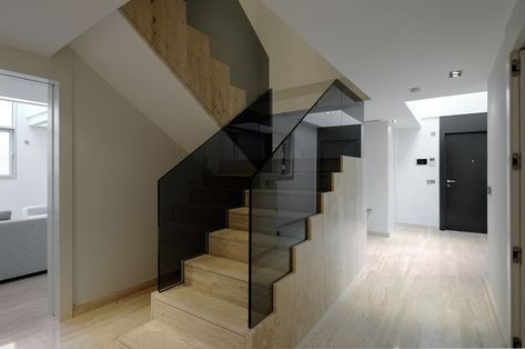 Luxurious Apartment Interior, Interior Staircase, Glass Stairs, Urban Apartment, Glass Staircase, Home Stairs Design, Tinted Glass, Sopot, Modern Staircase