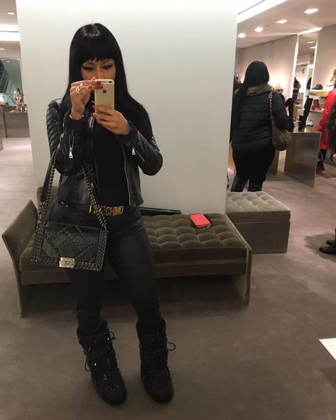 In love w/these Jimmy Choo moon boots. Bag by Chanel of course. by nickiminaj Old Nicki Minaj, Nicki Baby, Nicki Minaj Outfits, Nicki Minaj Barbie, Nikki Minaj, Celebrity Selfies, Nicki Minaj Photos, Nicki Minaj Pictures, Pink Friday