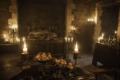 Winterfell Winterfell Interior, Winterfell Aesthetic, Game Of Thrones Bedroom, Winterfell Castle, Game Of Thrones Castles, Medieval Bedroom, Game Of Thrones Set, Castle Bedroom, Posters On Wall Bedroom