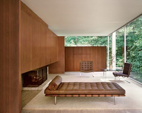 Farnsworth House Interior, Mies Van Der Rohe Farnsworth House, Knoll Furniture, Farnsworth House, Engelberg, Ludwig Mies Van Der Rohe, Iconic Furniture, Van Der Rohe, Mies Van Der Rohe