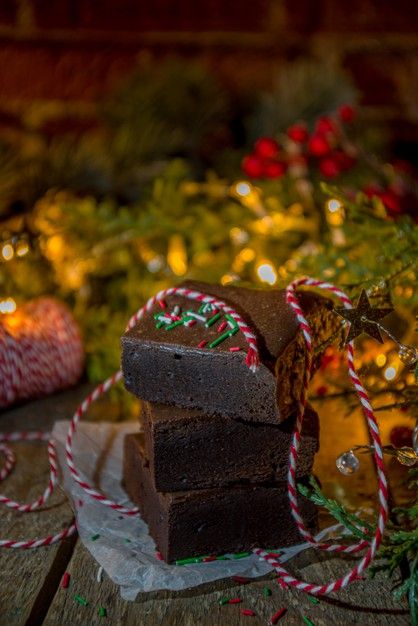 Christmas brownie cake pieces. Download it at freepik.com! #Freepik #photo #christmas #food #winter #cake Christmas Brownies Photography, Xmas Food Photography, Christmas Cake Photography, Brownies Christmas, Christmas Brownie, Panettone Cake, Christmas Brownies, Christmas Gingerbread Cookies, Baked Turkey