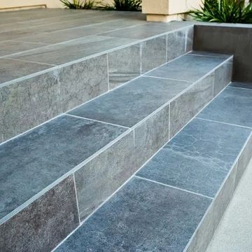 Tile Porch Steps, Stoep Ideas Front Porches, Tiling Front Door Steps, Tiled Front Steps Entrance, Front Steps Tile Ideas, Outdoor Porch Tiles Front Steps, Tile Front Steps, Front Door Tile Entryway Exterior, Tiled Steps Indoor