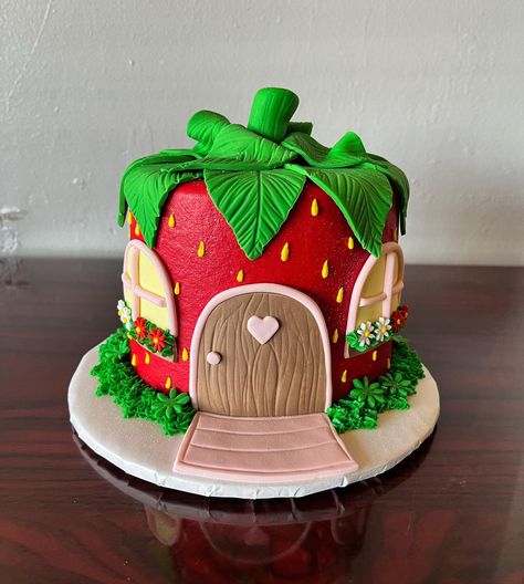 Vintage Strawberry Shortcake Party Ideas, Strawberry Shortcake Doll Cake, Vintage Strawberry Shortcake Birthday, Strawberry Shortcake Cake Ideas, Strawberry Shortcake Character Cake, Strawberry Shortcake Cake Design, Strawberry Shortcake Photoshoot, Strawberry Birthday Cake Kids, Strawberry Shortcake Cake Birthday