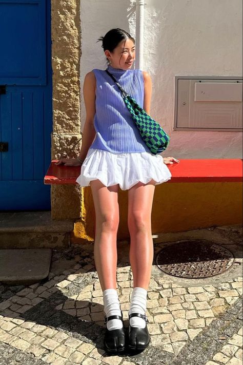 Bubble Skirt Street Style, Outfit Inspo 2024 Summer, White And Blue Outfit Aesthetic, Bubble Skirt Outfit Ideas, Bubble Mini Skirt, Quirky Fashion Summer, Style Inspiration Summer 2024, White Skirt Outfit Aesthetic, Bubble Dress Outfit