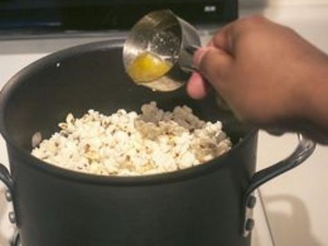 How to Make Movie Butter for Popcorn. There's not need to sacrifice flavor when making your own popcorn at home. If you love the taste of movie style popcorn but can not figure out how to replicate it, the following steps will help you. Movie Theater Butter Recipe, Movie Theater Popcorn Butter, Butter For Popcorn, Cuisinart Popcorn Maker, Popcorn Video, Flavored Popcorn Recipes, Brown Butter Sage, Diy Butter, Movie Theater Popcorn