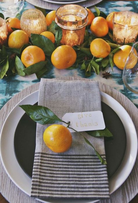 Oranges as table ornaments for a beautiful Thanksgiving tablescape: Modern Thanksgiving Table Settings, Modern Thanksgiving Table, Thanksgiving Table Settings Diy, Breakfast Table Setting, Modern Thanksgiving, Table Ornaments, Thanksgiving Tablescape, Tafel Decor, Brunch Table