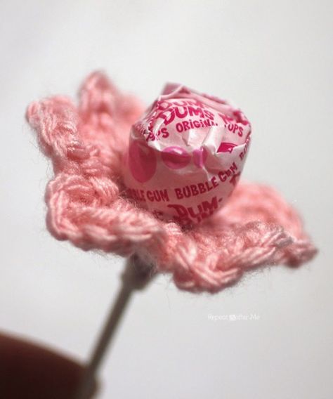 Daisy Dum-Dums - Repeat Crafter Me Free Form Crochet, Crochet Valentine Patterns, Dum Dums, Crochet Puff Flower, Repeat Crafter Me, Crocheted Flower, Valentines Patterns, Valentines Crochet, Crochet Daisy