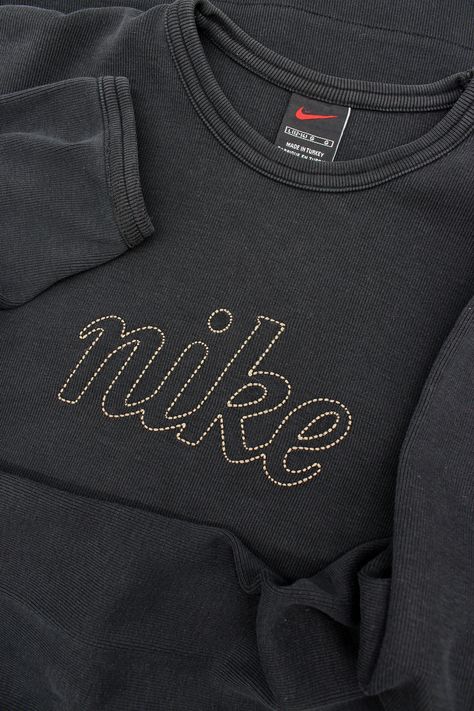 Vintage Hoodies 90s, Nike Embroidery Sweatshirt, Nike Embroidery, Embroidery Design Sets, 90s Nike, Embroidery Monogram, Fashion Figures, Clothing Details, Performance Wear