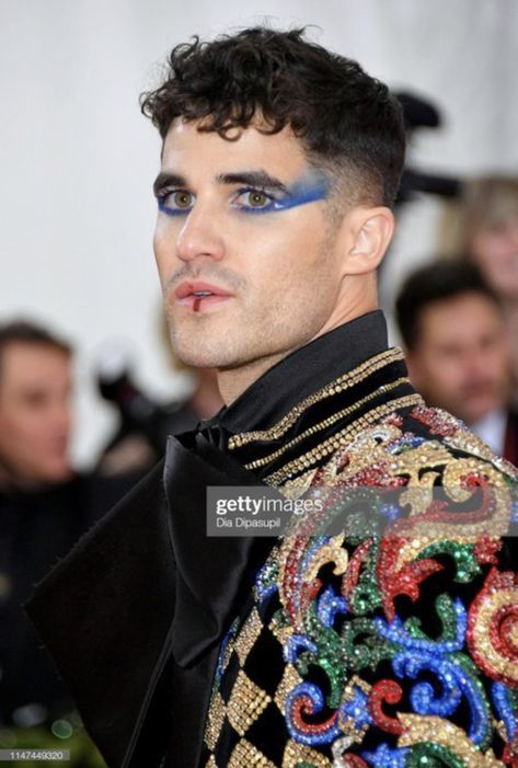 Darren Criss on the red carpet at the Met Gala 2019. Male Runway, Futuristic Makeup, Wet Look Hair, Pride Makeup, Runway Makeup, Mens Editorial, Male Makeup, Halloween 2022, Stage Makeup