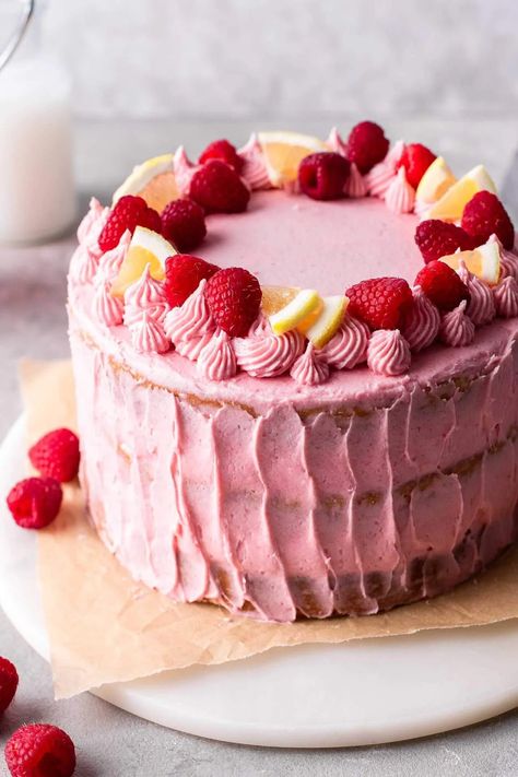 This gorgeous lemon raspberry cake is naturally colored and full of bright and fresh flavor! It consists of moist and spongy lemon cake- Cakes Raspberry, Raspberry Cake Recipe, Fresh Strawberry Desserts, Lemon Baking, Lemon Raspberry Cake, Raspberry Cake Recipes, Raspberry Lemon Cakes, Cake Raspberry, Raspberry Frosting