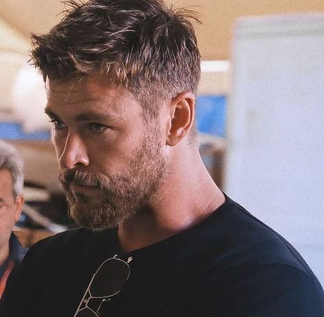 Chris Hemsworth Haircut Hairstyles, Messy Ivy League Haircut, Chris Hemsworth Beard Style, Cris Hemsworth Hairstyles, Chris Hemsworth Hair Short, Men’s Thick Hair Styles, Mens Haircut For Long Face, Short Choppy Hair Men, Thor Short Hair