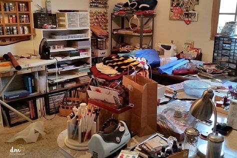 Room Declutter, Junk Organization, Organizing Small Home, Small Room Organization, Clutter Solutions, Small Craft Rooms, Office Organization At Work, Messy Crafts, How To Declutter