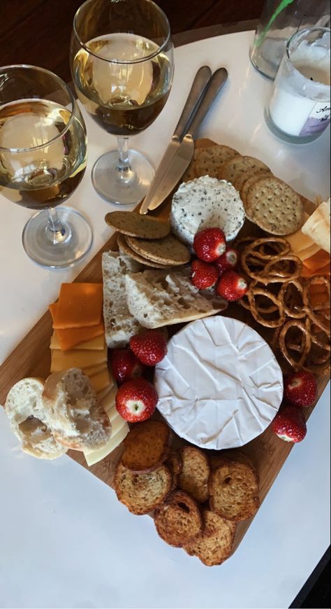 Charcuterie Board And Wine Aesthetic, Wine And Cheese Board Aesthetic, Charcuterie Board Instagram Story, Wine And Charcuterie Aesthetic, Charcuterie Board For Parties, Aesthetic Cheese Board, Bread Board Appetizer, Wine And Cheese Aesthetic, Salty Charcuterie Board