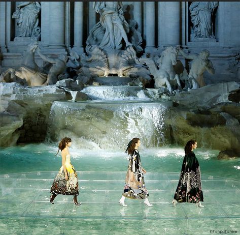 Fendi models walk on water in Italy's Trevi Fountain. Learn more and see two 360 degree videos of the unusual runway show at the link. Fendi Trevi Fountain, Water Set Design, Water Runway, Walking Water, Fashion Installation, Models Walk, Catwalk Design, Instagram Italy, Walking On Water