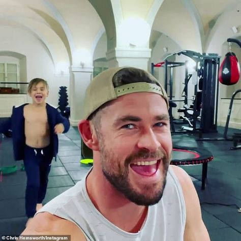 Chris Hemsworth Selfie, Thor Chris Hemsworth, Australian Celebrities, Hemsworth Brothers, Australian Actors, Back Of The Head, Hawkeye, Mens Health, Chris Hemsworth