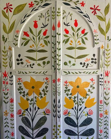 Artsy Furniture Painting, Paint Flowers On Furniture, Folk Art Doorway, Folk Wall Art, Folk Art Designs Pattern, Flowers Painted On Door, Floral Painted Door, Flower Painted Door, Flowers Painted On Furniture