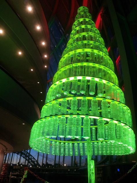 ¡LLEGÓ NAVIDAD! con este hermoso árbol de navidad hecho de botellas de plástico recicladas. Tal vez con estas ideas podemos reducir la cantidad de residuos que generan las fiestas, así como el gran consumo de energía para el planeta.  www.sembrandoconciencia.com Recycled Christmas Tree Plastic Bottles, Christmas Tree Recycled, Christmas Toyland, Sage Gateshead, Unusual Christmas Trees, Recycled Christmas Tree, Church Altar Decorations, Eco Christmas, Recycled Christmas