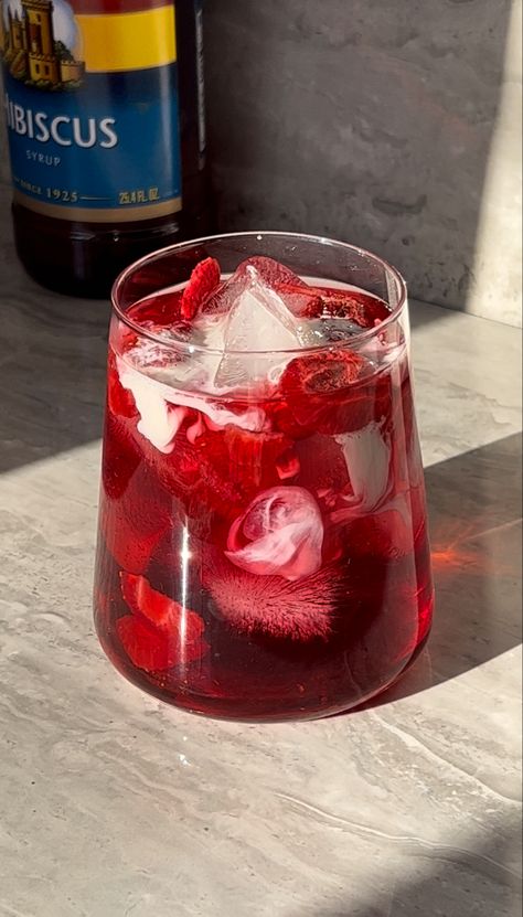 Red Tea Aesthetic, Red Drink Aesthetic, Strawberry Coconut Drink, Pink Drink Recipe, Starbucks Pink Drink Recipe, Tea Starbucks, Starbucks Pink Drink, Red Drink, Pink Drink Recipes