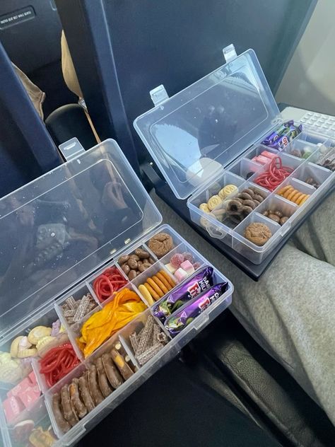 Snacks On A Plane, Snackle Box For Plane, Food For Airplane Travel, Snack Box For Plane, Plane Snack Box Ideas, Airplane Snacks Long Flights, Plane Snacks Long Flights, Snackle Box Ideas Airplane, Food For Traveling Road Trips