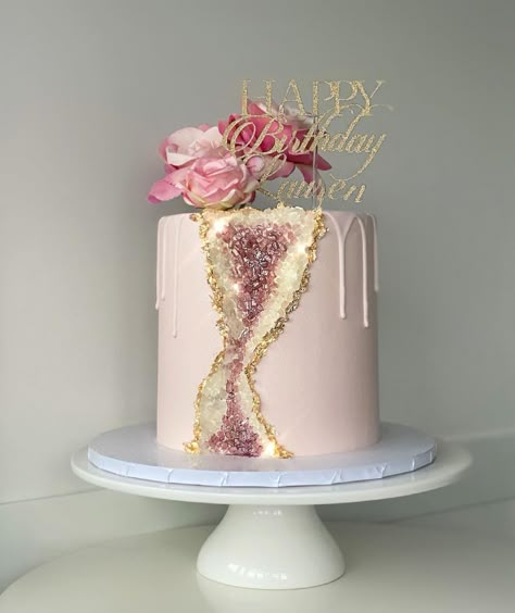 Ruby Makes on Instagram: “Pink Geode Drip Cake 🤍 . . . . . . . . . . #geodecake #geode #geodecakes #pinkcake #girlycake #cakeart #cakedecorating #cakesofinstagram…” Dripping Birthday Cake, Geode Cake Ideas, Geode Cake Birthday, Birthday Cake Pink, Pink Cakes, Geode Cake Buttercream, Purple Geode Cake, Pink Geode Cake, Floral Geode Cake