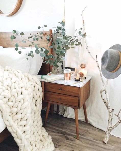 Mid-Century Modern Bedroom-22-1 Kindesign Bedside Table Decor, Cozy Things, Mid Century Modern Bedroom, Decor Ikea, Apartment Bedroom, Boho Deco, Amazing Decor, 아파트 인테리어, Cool Ideas