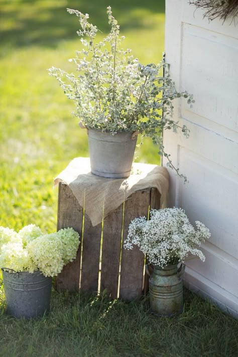 Farm Themed Wedding, Virginia Vineyard Wedding, Burlap Party, Weddings Country, Rustic Burlap Wedding, Country Wedding Flowers, Deco Champetre, Country Weddings, Burlap Wedding