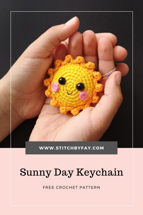 Easy Amigurumi Keychain, Crochet Happy Face, Crochet Keyring Free Pattern Amigurumi, Crochet Smile, Sun Keychain, Keychain Crochet Pattern, Keychain Patterns, Crochet Unique, Keychain Crochet