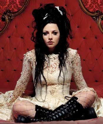 The Gothic Queen! Well not really but her outfit is grand as always. I especially love her feminine, lacy dress and her hardcore combat boots. That's Amy Lee for you! Hot Topic Shirts, Musica Disco, Amy Lee Evanescence, Amy Lee, Alice In Chains, Evanescence, Grunge Goth, Pearl Jam, Soft Grunge