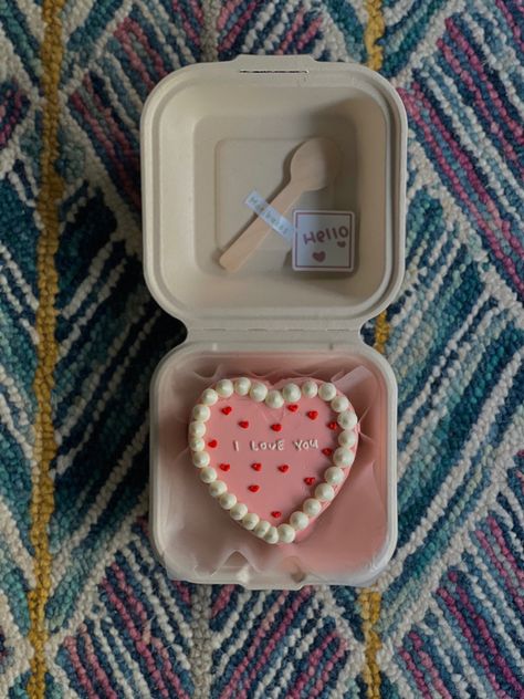 Valentine Cake Bento, Valentine’s Day Bento Box Cake, Lunchbox Cakes Valentines, Mini Cakes Box Ideas, Small Box Cake, Red Lunchbox Cake, Lunch Box Mini Cake, Valentine’s Bento Cake, Aesthetic Lunch Box Cake