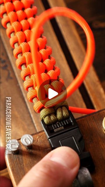 Tim on Instagram: "Can You Tie The Track Knot?  #paracord #weaversofeternity #paracordweavers" Paracord Projects Diy Tutorials, Paracord Projects Tutorials, Paracord Wrap Handle, Paracord Collar, Emergency Bracelet, Paracord Weaves, Paracord Handle, Paracord Projects Diy, Paracord Bracelet Patterns