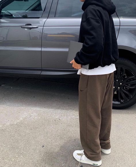 Brown Sweats Outfit Men, Mens Sweatpants Aesthetic, Oversized Sweatpants Outfit Men, Brown Sweatpants Outfit Men, Straight Leg Sweatpants Outfit Men, Stylish Sweatpants Outfits Men, Men Sweat Pants Outfit Mens Fashion, Fleece Sweatpants Outfit, Sweats Outfits Men