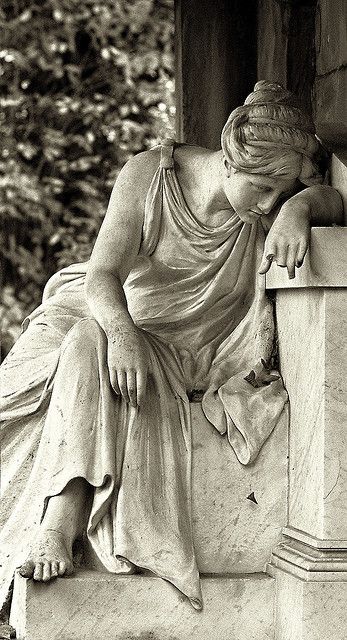 Cemetery Angels, Cemetery Monuments, Cemetery Statues, Figurative Kunst, Classic Sculpture, Angel Sculpture, Old Cemeteries, Cemetery Art, Angel Statues