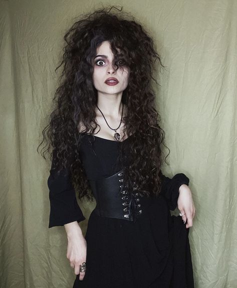 Bellatrix Halloween, Bellatrix Lestrange Costume, Black Hair Halloween Costumes, Dark Fairy Costume, Black Dress Halloween Costume, Theme Nights, Pretty Halloween, Bellatrix Lestrange, Halloween Costume Outfits