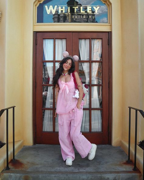 i love being a princess 🎀👑🌸🦢 #disneyland #disneyprincess #disneybound Disney Princess Park Outfit, Pink Disney Outfit, Disney Aesthetic Outfit, Disney Outfits Aesthetic, Aesthetic Disney Outfits, Disneyland Fits, Park Fits, Disney Poses, Disney Trip Outfits