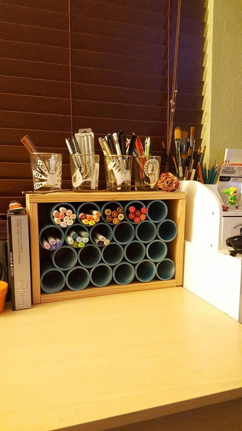 Art marker storage container made out of PVC Pipe and wood ♡ Marker Storage Ideas, Diy Marker Storage, Diy Pvc Pipe Projects, Pvc Pipe Storage, Rangement Art, Diy Marker, Pvc Pipe Projects, Art Supplies Storage, Pvc Projects